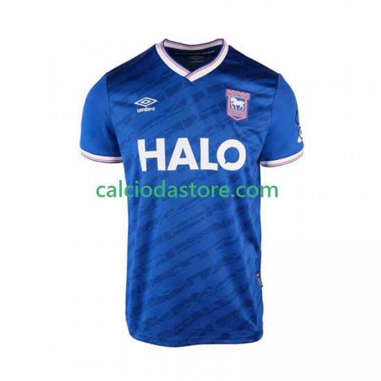 Maglia Ipswich Town Gara Home Uomo 2025-2026 MC Maglia Ipswich Town Gara Home Uomo 2025-2026 MC
