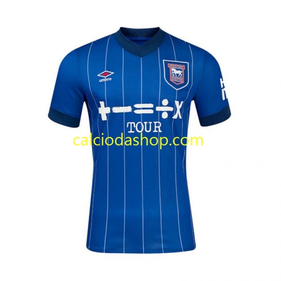 Maglia Ipswich Town Gara Home Uomo 2024-2025 MC Maglia Ipswich Town Gara Home Uomo 2024-2025 MC